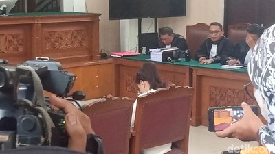 Tangis Kerinduan Nikita Mirzani untuk Ketiga Anak di Ruang Sidang