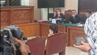 Kerinduan mendalam terhadap buah hatinya tidak bisa lagi dibendung. Di hadapan majelis hakim dan seluruh hadirin, tangis Nikita Mirzani pecah saat menyampaikan luapan emosinya. Foto: Ahsan/detikhot