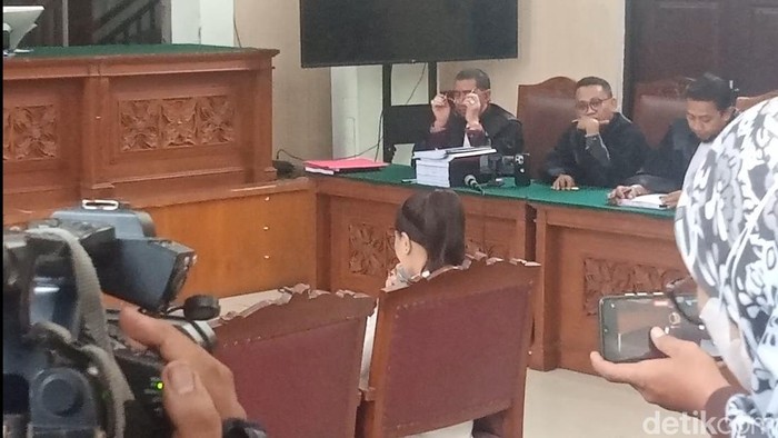Nikita Mirzani Menangis di Pengadilan Nikita Mirzani menjalani sidang di PN Selatan, Selasa (1/7/2025).