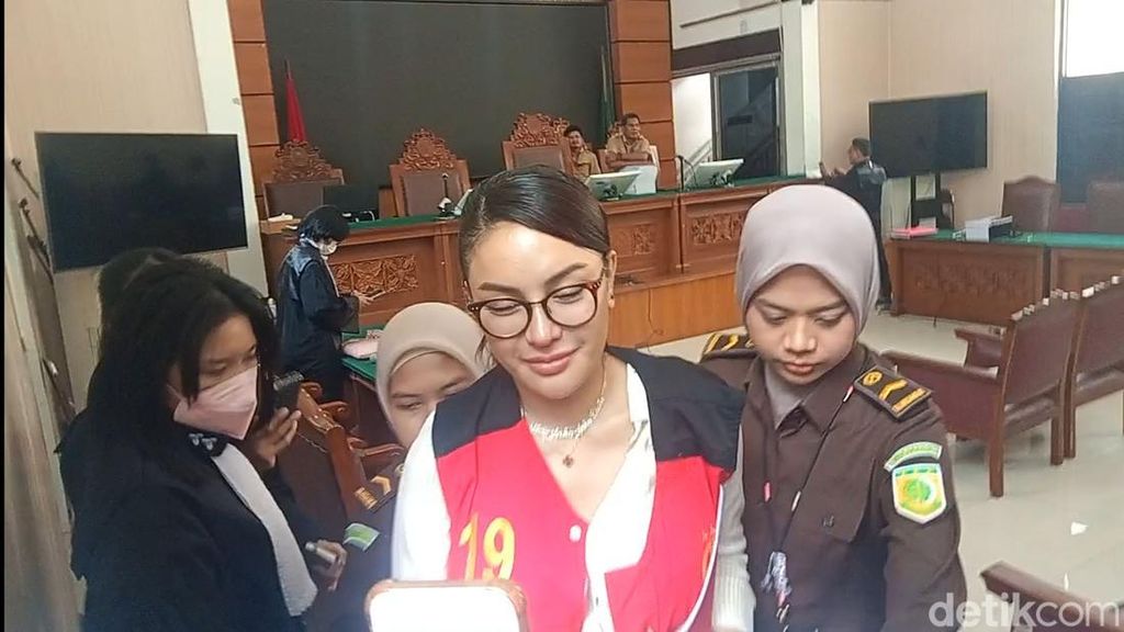 Video: Tangis Nikita Mirzani di Ruang Sidang: Anakku, Ami Kangen