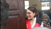 Nikita Mirzani bersama asistennya, Mail Syahputra, didakwa melakukan pengancaman melalui sarana elektronik terhadap Reza Gladys. Keduanya juga dijerat atas tuduhan pencucian uang atas dana yang diterima dari korban. Foto: Ahsan/detikhot