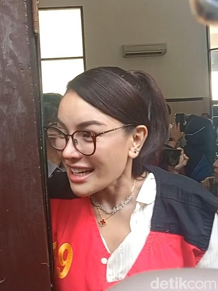 Nikita Mirzani Menangis di Pengadilan Nikita Mirzani menjalani sidang di PN Selatan, Selasa (1/7/2025).