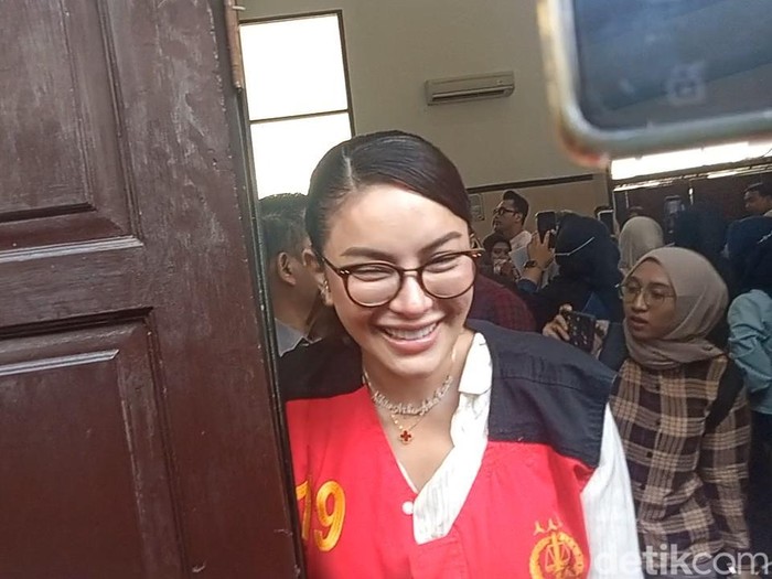 Nikita Mirzani Menangis di Pengadilan Nikita Mirzani menjalani sidang di PN Selatan, Selasa (1/7/2025).