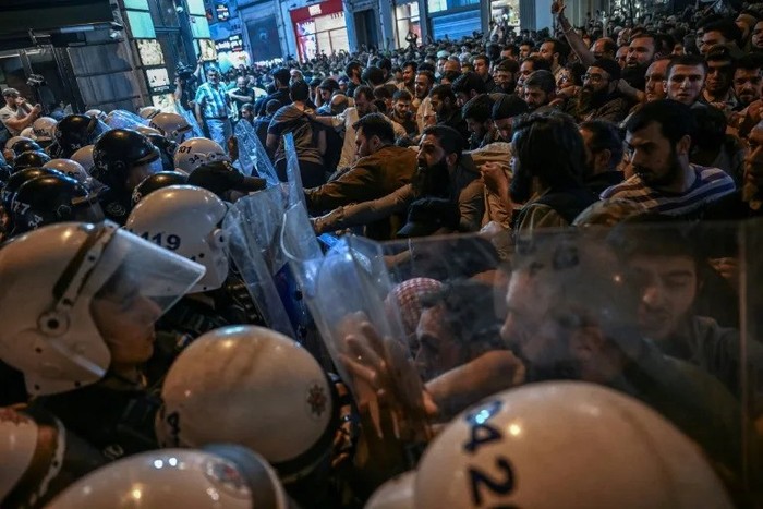 Islamist protesters clash with Turkish anti riot police officers as they gather to protest Leman cartoon magazine in Istanbul on June 30, 2025 (Ozan KOSE/AFP)