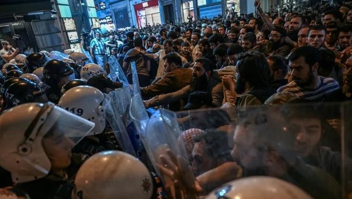 Islamist protesters clash with Turkish anti riot police officers as they gather to protest Leman cartoon magazine in Istanbul on June 30, 2025 (Ozan KOSE/AFP)