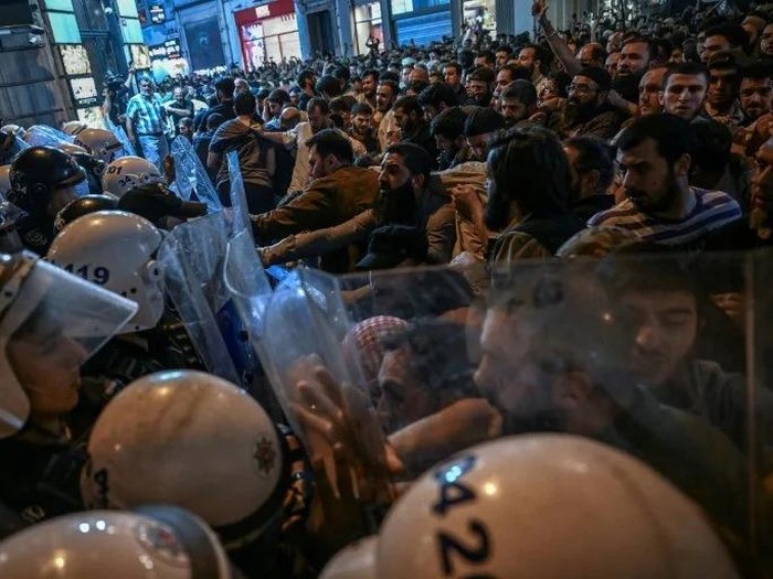 Islamist protesters clash with Turkish anti riot police officers as they gather to protest Leman cartoon magazine in Istanbul on June 30, 2025 (Ozan KOSE/AFP)