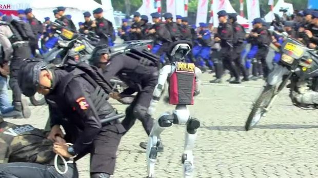 Parade robot di Hari Bhayangkara ke-79 (Tangkapan layar YouTube Setpres).