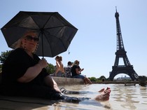 Paris Panas Menyengat, Turis Nyebur ke Kolam Dekat Menara Eiffel