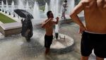 Paris Panas Menyengat, Turis Nyebur ke Kolam Dekat Menara Eiffel