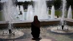 Paris Panas Menyengat, Turis Nyebur ke Kolam Dekat Menara Eiffel