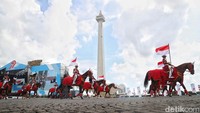 Parade juga menampilkan pasukan berkuda Polri yang menarik perhatian para tamu undangan. Kuda-kuda tersebut melangkah tenang mendampingi para penunggang berseragam lengkap.