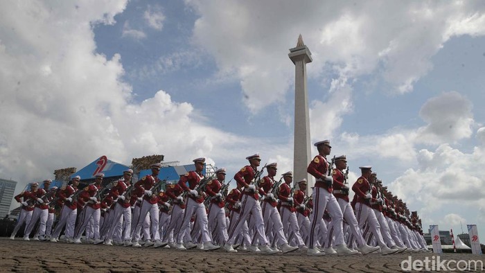 Sejumlah pasukan Polri dan warga sipil mengikuti parade defile saat perayaan HUT ke-79 Bhayangkara di kawasan Monas, Jakarta, Selasa (1/7/2025).