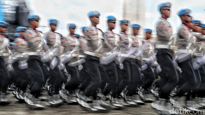 Pasukan Berkuda Polri Meriahkan Parade HUT Bhayangkara Ke-79 Sejumlah pasukan Polri dan warga sipil mengikuti parade defile saat perayaan HUT ke-79 Bhayangkara di kawasan Monas, Jakarta, Selasa (1/7/2025).