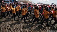 Selain pasukan Polri, parade juga diikuti oleh unsur masyarakat sipil. Mereka berasal dari kelompok linmas, satpam, pelajar, hingga komunitas pecinta lingkungan.