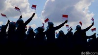 Parade defile menjadi simbol sinergi Polri dengan masyarakat dalam menjaga keamanan dan ketertiban. Tema HUT Bhayangkara tahun ini adalah “Polri untuk Masyarakat”.