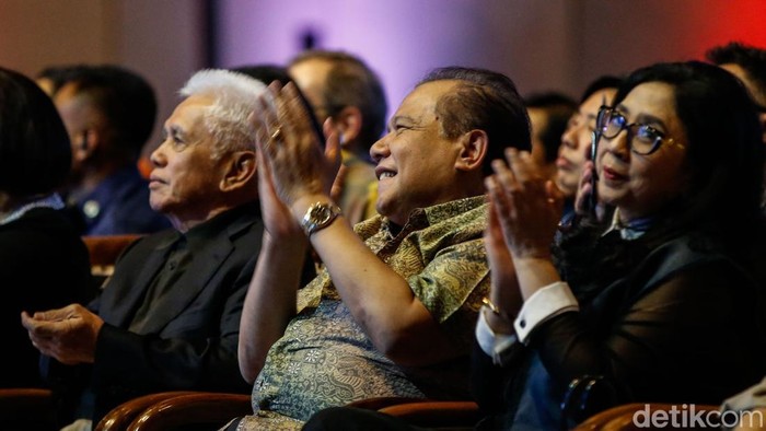 Peluncuran Video Musik Save Our World Milik SBY Presiden Indonesia ke-6 Susilo Bambang Yudhoyono menjelaskan proses terciptanya lagu Save Our World di Jakarta, Selasa (1/7/2025).Β Video musik Save Our World ini melibatkan 35 musisi lintas generasi.