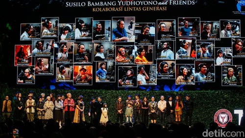 Presiden Indonesia ke-6 Susilo Bambang Yudhoyono menjelaskan proses terciptanya lagu Save Our World di Jakarta, Selasa (1/7/2025). Video musik Save Our World ini melibatkan 35 musisi lintas generasi.