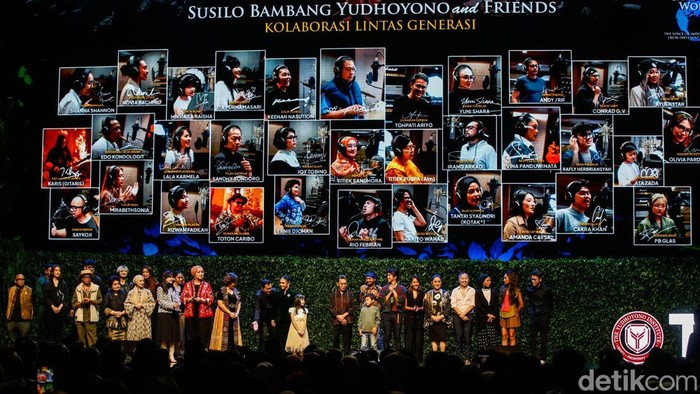 Presiden Indonesia ke-6 Susilo Bambang Yudhoyono menjelaskan proses terciptanya lagu Save Our World di Jakarta, Selasa (1/7/2025). Video musik Save Our World ini melibatkan 35 musisi lintas generasi.