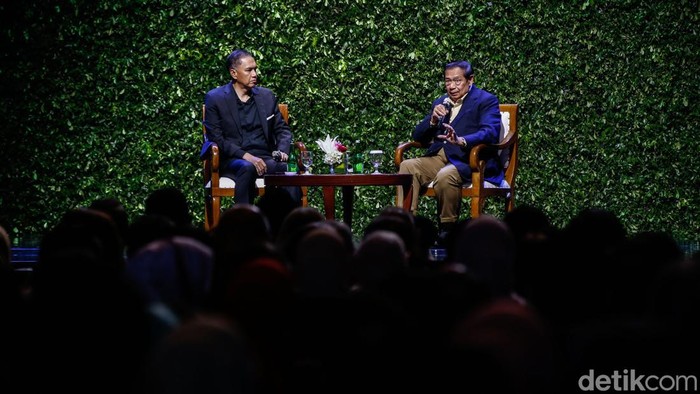 Presiden Indonesia ke-6 Susilo Bambang Yudhoyono menjelaskan proses terciptanya lagu Save Our World di Jakarta, Selasa (1/7/2025). Video musik Save Our World ini melibatkan 35 musisi lintas generasi.