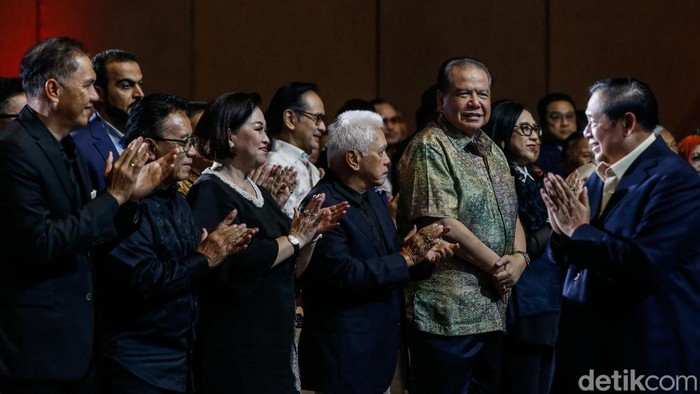 Peluncuran Video Musik Save Our World Milik SBY Presiden Indonesia ke-6 Susilo Bambang Yudhoyono menjelaskan proses terciptanya lagu Save Our World di Jakarta, Selasa (1/7/2025).Β Video musik Save Our World ini melibatkan 35 musisi lintas generasi.