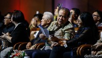 CT berbincang dengan istri saat peluncuran video musik Save Our World. Lagu tersebut pertama kali hadir dalam versi Bahasa Indonesia berjudul Untuk Bumi Kita yang dinyanyikan oleh Sandhy Sondoro dan diaransemen oleh Erwin Gutawa.