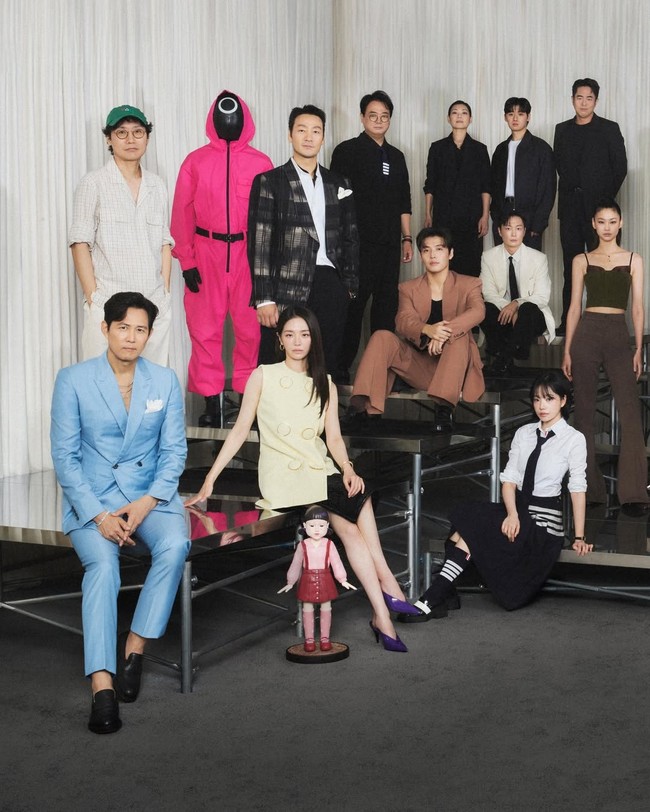 Seluruh pemain drama Korea Squid Game, dari season pertama hingga season terakhir, berkumpul untuk meramaikan parade akbar yang diselenggarakan Netflix di Seoul pada Sabtu (28/6/2025). Acara parade tersebut semakin bermakna saat diabadikan dengan momen foto keluarga. Foto: dok. Instagram @squidgamenetflix