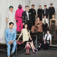 Seluruh pemain drama Korea Squid Game, dari season pertama hingga season terakhir, berkumpul untuk meramaikan parade akbar yang diselenggarakan Netflix di Seoul pada Sabtu (28/6/2025). Acara parade tersebut semakin bermakna saat diabadikan dengan momen foto keluarga. Foto: dok. Instagram @squidgamenetflix