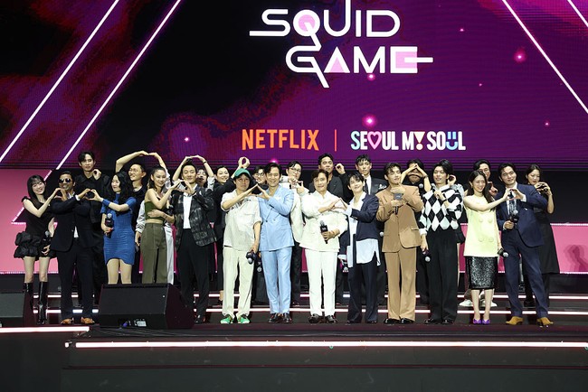 Squid Game Finale Parade menjadi ajang reuni para pemain untuk melepas kangen. Acara ini juga menandakan berakhirnya trilogi drama Korea Squid Game yang tayang pada September 2021, kemudian dilanjutkan dengan dua season tambahannya pada Desember 2024 dan Juni 2025. Foto: Getty Images