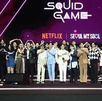 Squid Game Finale Parade menjadi ajang reuni para pemain untuk melepas kangen. Acara ini juga menandakan berakhirnya trilogi drama Korea Squid Game yang tayang pada September 2021, kemudian dilanjutkan dengan dua season tambahannya pada Desember 2024 dan Juni 2025. Foto: Getty Images