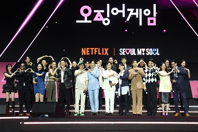 Tak hanya menjalani pemotretan bersama.  Pemain Squid Game season pertama hingga season terakhir juga berkumpul di atas panggung, menyapa para penggemar setia. Foto: Getty Images