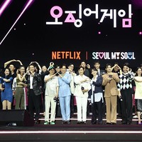 Tak hanya menjalani pemotretan bersama.  Pemain Squid Game season pertama hingga season terakhir juga berkumpul di atas panggung, menyapa para penggemar setia. Foto: Getty Images