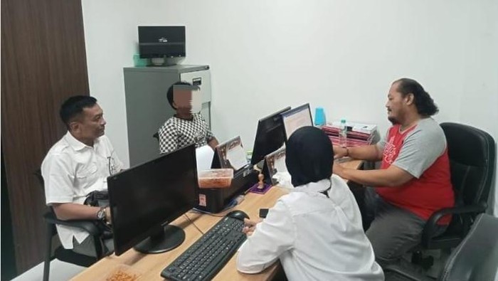 Polisi menginterogasi pelaku pencabulan bocah laki-laki berumur 7 tahun di Kantor Sat Reskrim Polresta Banyumas, Selasa (1/7/2025).