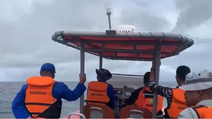 Pencarian korban longboat terbalik di Maluku Tenggara.