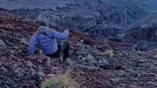 Tangkapan layar seorang pendaki yang nekat mengambil topi yang terjatuh di Gunung Agung, Karangasem, Bali. (istimewa)