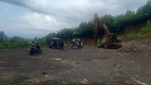 Pengerukan bukit ilegal di Desa Gunaksa dihentikan sementara oleh Bupati Klungkung.