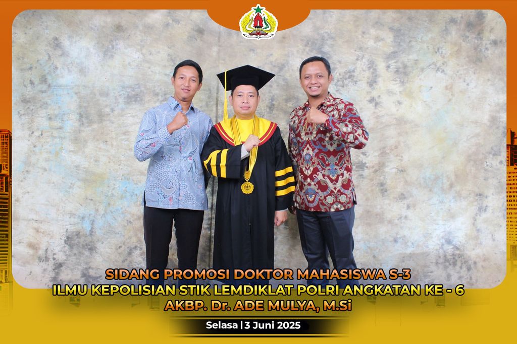 Penulis bersama dengan Ade Mulya disertasi doktoralnya berjudul Model Hibrida Koleksi Intelijen Keamanan: Perspektif Humint-Led dan Techint-Led. (Dok. Istimewa)
