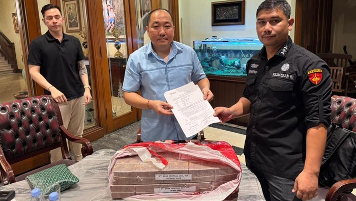 Penyidik Kejagung menyita uang Rp 2 miliar dari rumah Dirut Sritex Iwan Kurniawan Lukminto (dok istimewa)