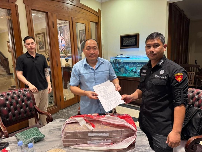 Penyidik Kejagung menyita uang Rp 2 miliar dari rumah Dirut Sritex Iwan Kurniawan Lukminto (dok istimewa)