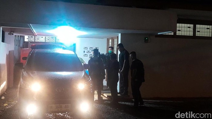 Penyidik KPK keluar setelah menggeledah rumah di dekat Kantor Dinas PUPR Sumut selama 3 jam. (Foto: Nizar Aldi/detikSumut)
