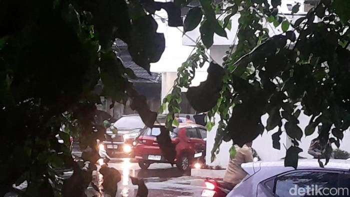 Penyidik KPK meninggalkan Kantor Dinas PUPR Sumut setelah melakukan penggeledahan sekitar 6 jam. (Foto: Nizar Aldi/detikSumut)