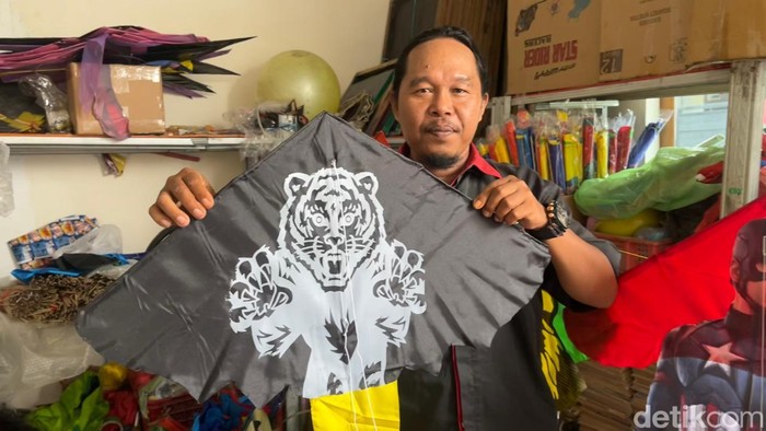 Perajin layang-layang di Mojokerto