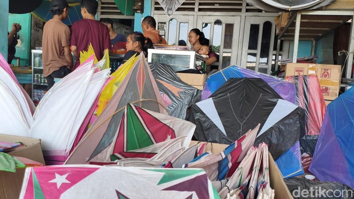 Perajin layang-layang di Sidoarjo kebanjiran pesanan