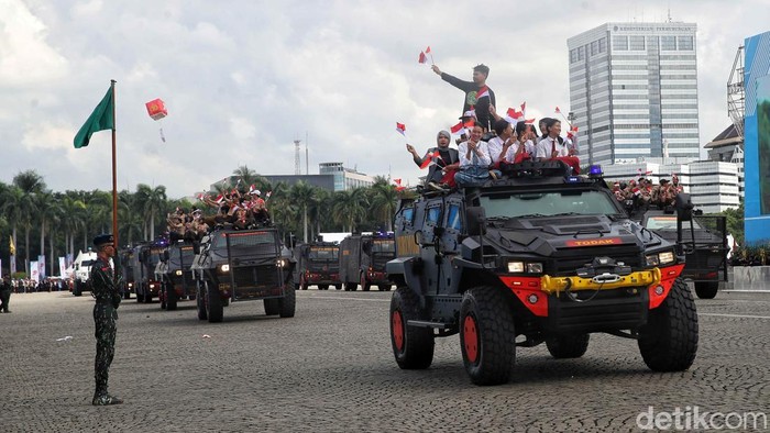 Peringatan Hari Bhayangkara ke-79 Warga menaiki kendaraan taktis saat upacara Hari Bhayangkara Ke-79 di kawasan Monumen Nasional (Monas), Jakarta, Selasa (1/7/2025). Hari Bhayangkara Ke-79 mengangkat tema Polri Untuk Masyarakat sebagai cerminan semangat pengabdian dan transformasi kepolisian negeri ini.