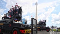 Warga menaiki kendaraan taktis saat upacara Hari Bhayangkara Ke-79 di kawasan Monumen Nasional (Monas), Jakarta, Selasa (1/7/2025). Hari Bhayangkara Ke-79 mengangkat tema Polri Untuk Masyarakat sebagai cerminan semangat pengabdian dan transformasi kepolisian negeri ini.