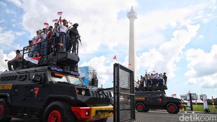 Peringatan Hari Bhayangkara ke-79 Warga menaiki kendaraan taktis saat upacara Hari Bhayangkara Ke-79 di kawasan Monumen Nasional (Monas), Jakarta, Selasa (1/7/2025). Hari Bhayangkara Ke-79 mengangkat tema Polri Untuk Masyarakat sebagai cerminan semangat pengabdian dan transformasi kepolisian negeri ini.