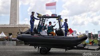 Masyarakat yang hadir itu hendak menyaksikan perayaan Hari Bhayangkara ke-79. Tampak juga beberapa rombongan dari berbagai daerah turut hadir untuk menyaksikan berbagai atraksi alutsista.