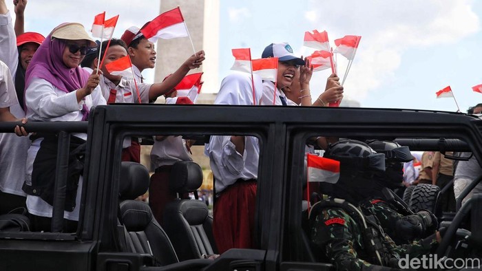 Peringatan Hari Bhayangkara ke-79 Warga menaiki kendaraan taktis saat upacara Hari Bhayangkara Ke-79 di kawasan Monumen Nasional (Monas), Jakarta, Selasa (1/7/2025). Hari Bhayangkara Ke-79 mengangkat tema Polri Untuk Masyarakat sebagai cerminan semangat pengabdian dan transformasi kepolisian negeri ini.