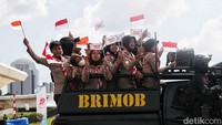 Tampak sejumlah pelajar menaiki kendaraan taktis milik Brimob.