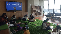 Jika anak bosan membaca di Bilik Cerita, ajak anak ke area membaca. Area membaca ini menyediakan kursi dan rumput buatan sebagai alas. Serasa membaca di taman! Foto: (Nikita Rosa Damayanti/detikcom)