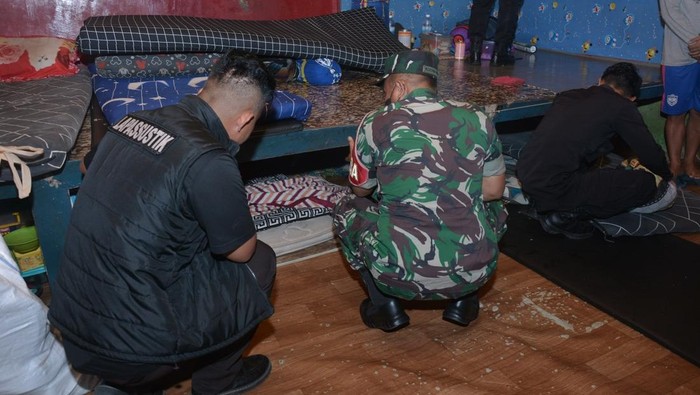 Petugas keaman Lapas Muara Sabak melakukan razia kamar hunian narapidana